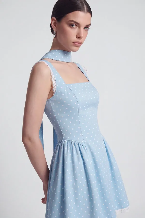 Robe Yvonne courte bleue à pois et détails châle en dentelle Robe Yvonne courte bleue à pois et détails châle en dentelle