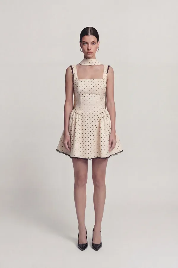 Robe Yvonne courte crème à pois et détails châle en dentelle. Robe Yvonne courte crème à pois et détails châle en dentelle.