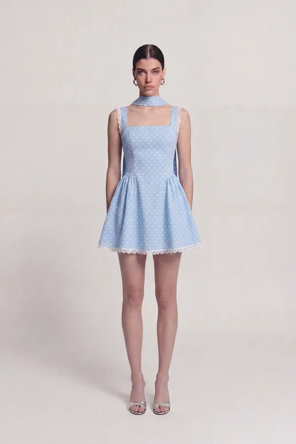 Robe Yvonne courte bleue à pois et détails châle en dentelle Robe Yvonne courte bleue à pois et détails châle en dentelle