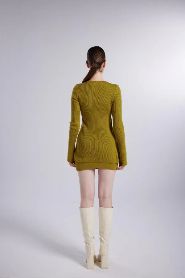 Mini-jupe en feutrine verte avec ceinture apparente.