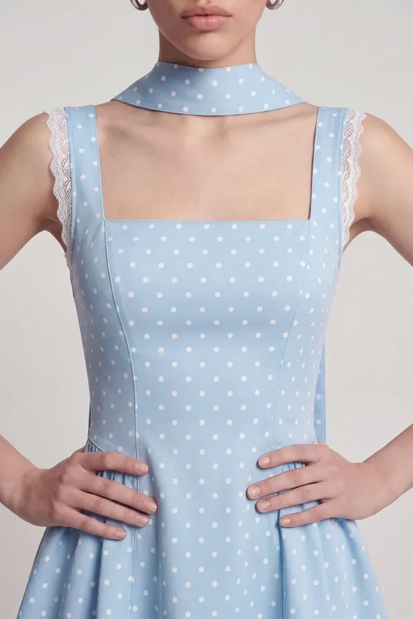 Robe Yvonne courte bleue à pois et détails châle en dentelle Robe Yvonne courte bleue à pois et détails châle en dentelle