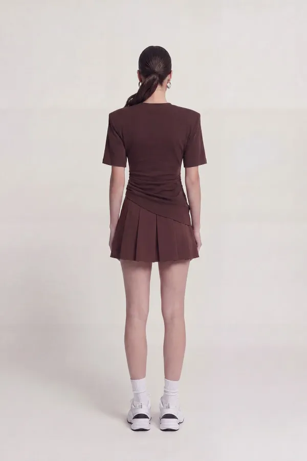 T-shirt Demie marron avec détails froncés et épaules rembourrées