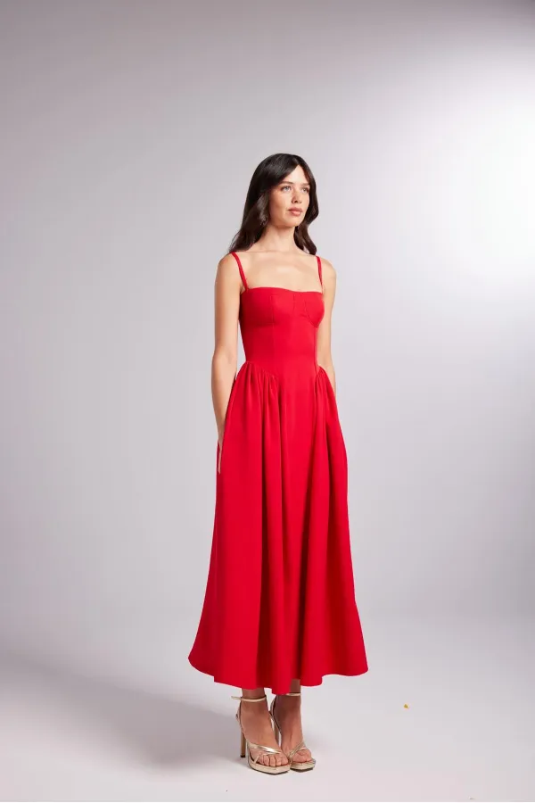 Robe rouge à brides
