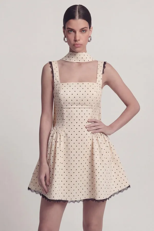 Robe Yvonne courte crème à pois et détails châle en dentelle. Robe Yvonne courte crème à pois et détails châle en dentelle.
