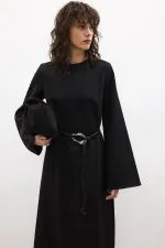 ROBE EN CRÊPE CEINTURE
