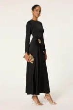 SATIN DRESS WITH BROOCH DETAIL SATIN DRESS WITH BROOCH DETAIL