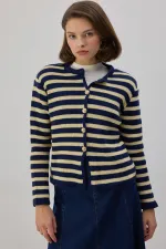 CARDIGAN COURT À BOUTONS DORÉS