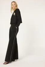 PANTALON AVEC DÉTAIL DE BANDE ORNÉE DE PIERRES