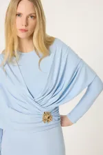 ROBE EN MAILLE AVEC DÉTAIL DE BOUCLE