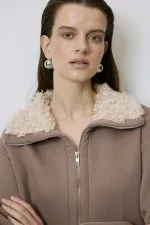 FUR-COLLARED SWEATSHIRT