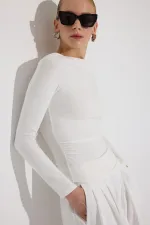 CORPS DRAPÉ SUR LE CÔTÉ