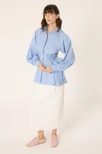 CHEMISE À RAYURES AVEC DÉTAILS DE BOUTONS