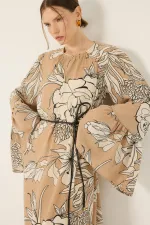 ROBE À CEINTURE EN CUIR À MOTIFS ROBE À CEINTURE EN CUIR À MOTIFS
