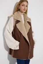 GILET EN PELUCHE À COL CROISÉ GILET EN PELUCHE À COL CROISÉ