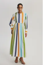 İNCİ DÜĞME DETAYLI BÜZGÜLÜ ELBİSE