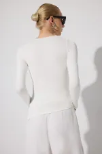 CORPS DRAPÉ SUR LE CÔTÉ