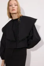 YAKASI İŞLEMELİ GÖMLEK