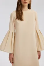 Robe en taffetas avec détails aux manches