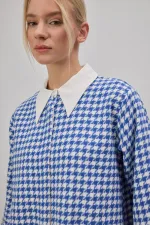 CHEMISE À COL ASYMÉTRIQUE AVEC TWEET