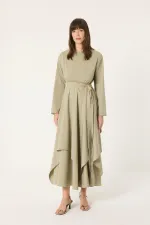 ROBE MAXI ASYMÉTRIQUE AVEC DÉTAIL DE BOUCLE DORÉE