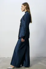 ENSEMBLE VESTE ET PANTALON ASYMÉTRIQUE AVEC DÉTAIL DE BOUTONS