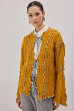 KONTRAST BİYELİ TRİKO HIRKA