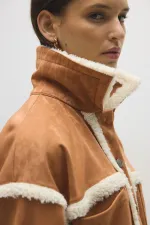 Chemise en daim avec détails en peluche