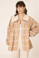 VESTE SURDIMENSIONNÉE AVEC COL ORNÉ DE PIERRES