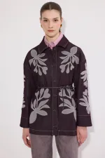 VESTE EN JEAN AVEC BRODERIE APPLIQUE ET CEINTURE.