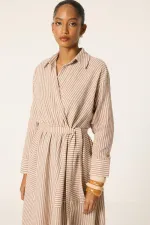 BELİ KUŞAKLI ÇİZGİLİ KETEN ELBİSE