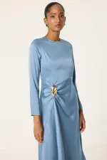 ROBE EN SATIN AVEC DÉTAIL DE BROCHE