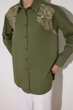 CHEMISE SURDIMENSIONNÉE AVEC BRODERIE SUR LE DEVANT