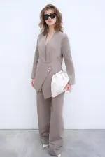 ENSEMBLE VESTE ET PANTALON ASYMÉTRIQUE AVEC DÉTAIL DE BOUTONS