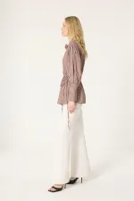 CHEMISE À RAYURES AVEC DÉTAILS DE ROSE