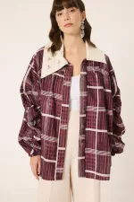 VESTE SURDIMENSIONNÉE AVEC COL ORNÉ DE PIERRES