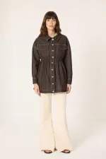 VESTE EN JEAN AVEC DÉTAILS DE SURPIQÛRES