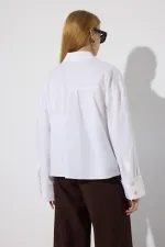 CHEMISE À MANCHONS DORÉS ET BOUTONS DORÉS