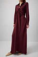 BROŞ DETAYLI BÜZGÜLÜ ELBİSE