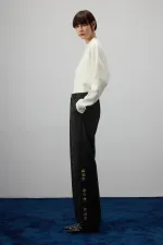 PANTALON EN DAIM À BOUTONS DORÉS