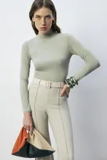 HAFİF DİK YAKA ÇITÇITLI BODY