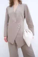 ENSEMBLE VESTE ET PANTALON ASYMÉTRIQUE AVEC DÉTAIL DE BOUTONS