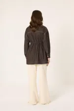 VESTE EN JEAN AVEC DÉTAILS DE SURPIQÛRES