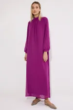 ROBE EN CHIFFON À COL MONTANT