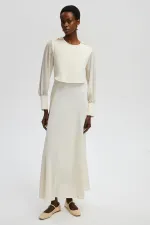 ROBE EN MOUSSELINE AVEC DÉTAILS AUX MANCHES ET CEINTURE À LA TAILLE.