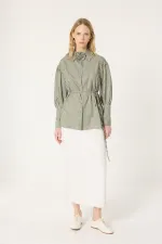 GÜL DETAYLI ÇİZGİLİ GÖMLEK