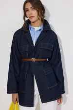 VESTE EN JEAN AVEC DÉTAIL DE CEINTURE