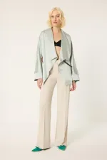 VESTE EN SATIN AVEC CEINTURE EN CUIR