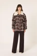 VESTE SURDIMENSIONNÉE AVEC COL ORNÉ DE PIERRES