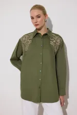 CHEMISE SURDIMENSIONNÉE AVEC BRODERIE SUR LE DEVANT