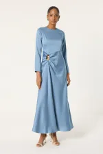 ROBE EN SATIN AVEC DÉTAIL DE BROCHE